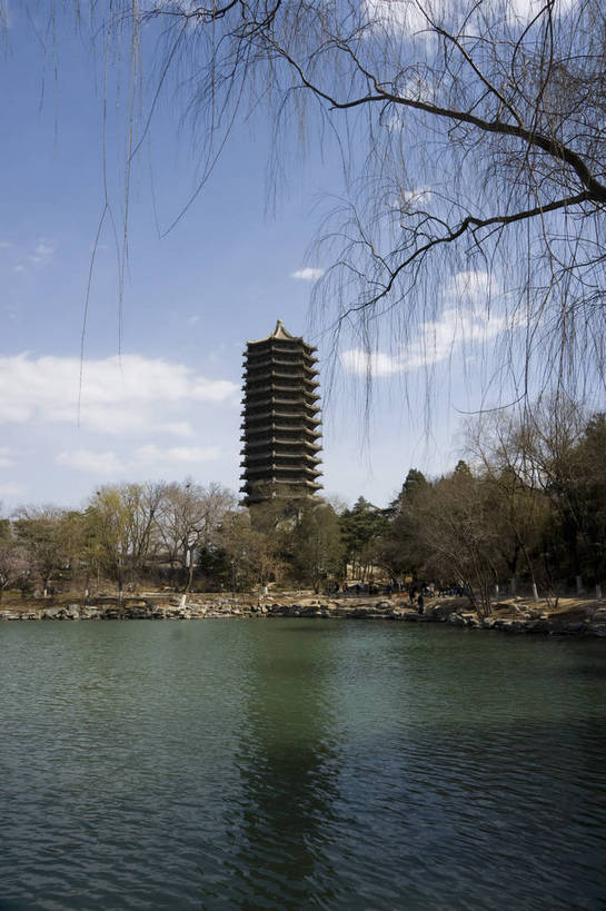 无人,摄影师,学校,竖图,彩色,室外,白天,北京,中国,亚洲,塔,教育,历史,文化,校园,东方,建筑物,树木,白云,蓝天,阳光,人工湖,摄影,晴天,宁静,文明,闲适,摄像师,高等学府,祥和,旅行,大学,北京大学,未名湖,bj174