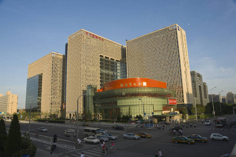 演员,摄影师,横图,彩色,室外,白天,城市,街道,剧院,路灯,北京,中国,亚洲,行人,艺术,车辆,文化,东方,现代化,蓝天,阳光,气派,艺术家,摄影,晴天,整洁,文明,中国文化,戏剧,京剧,摄像师,戏曲,国粹,皮黄,旅行,高层建筑,国剧,京戏,平剧,中国戏曲,传统文化,梅兰芳大剧院,京剧演员,梅兰芳,梅畹华,bj174