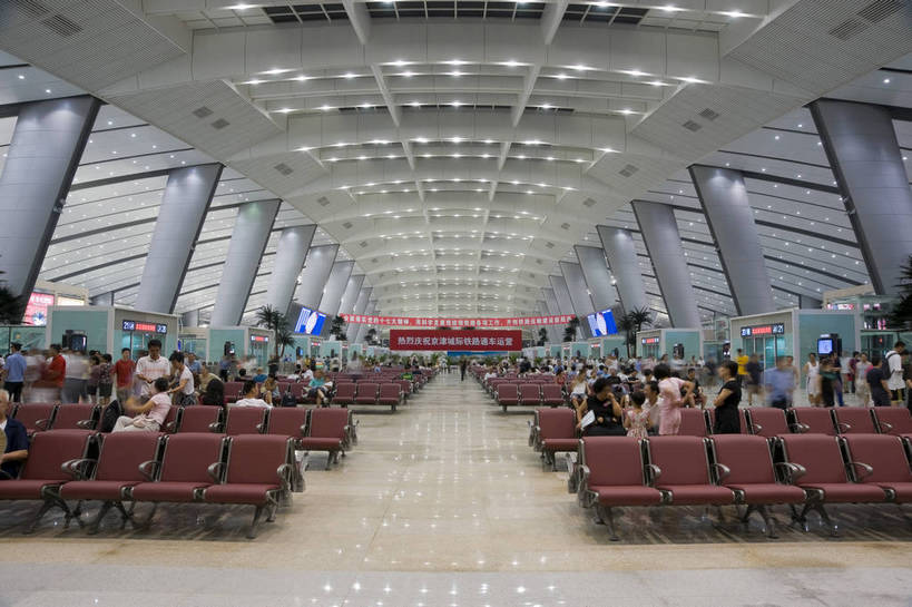 人群,摄影师,火车站,横图,彩色,室内,旅游,城市,建筑,北京,中国,亚洲,灯光,旅客,现代化,风景,经济,整洁,明亮,舒适,候车室,宽敞,喧闹,摄像师,标志性建筑,北京南站,bj174