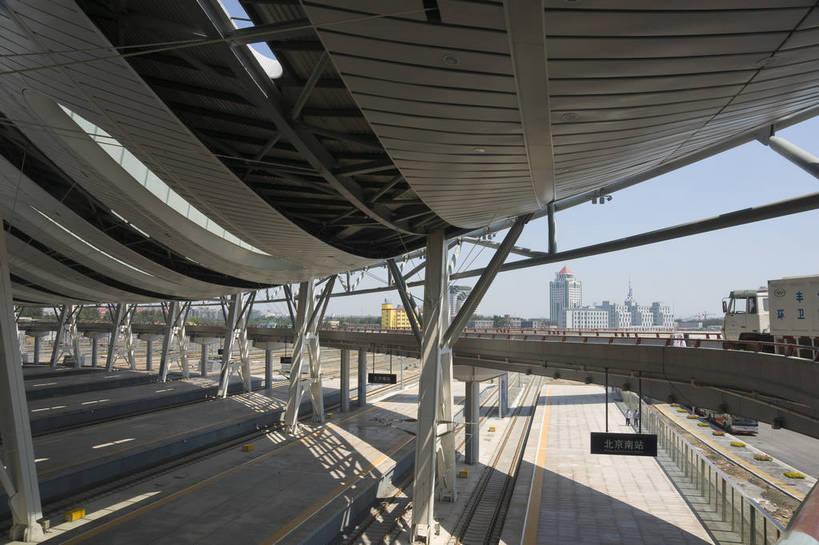 无人,摄影师,火车站,横图,俯视,彩色,室内,白天,旅游,城市,建筑,北京,中国,亚洲,轨道,站台,现代化,阳光,经济,晴天,摄像师,高角度拍摄,标志性建筑,北京南站,bj174