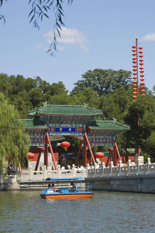 摄影师,竖图,彩色,室外,白天,旅游,名胜古迹,建筑,北海公园,北京,中国,亚洲,游人,古老,牌坊,古迹,历史,文化,文物,古建筑,遗址,游船,树木,名胜,风景,蓝天,阳光,晴天,文明,摄像师,气势,幽静,bj174