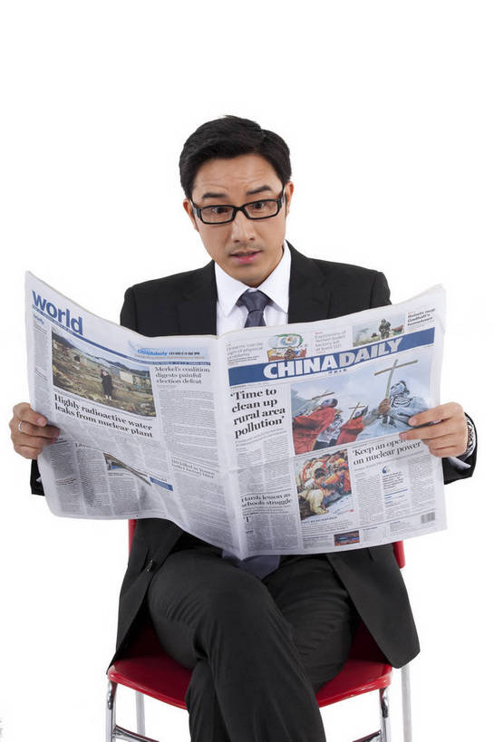 东方人,一个人,商务人士,商务男性,坐,微笑,竖图,彩色,室内,白天,白色背景,正面,衬衫,西装,商务,时尚,阅读,成功,报纸,北京,中国,套装,正装,图片,眼镜,年轻,现代,职业,享受,成熟,活力,可爱,自信,摄影,读报,青春,戴眼镜,商务装,工薪阶层,男人,男性,年轻男性,亚洲人,中国人,年轻人,白领,上班族,半身,影棚拍摄,衬衣,愉快,bj174