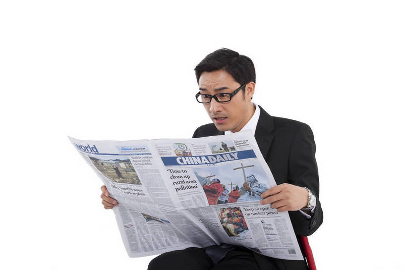 东方人,一个人,商务人士,商务男性,坐,横图,彩色,室内,白天,白色背景,侧面,衬衫,西装,商务,时尚,阅读,成功,报纸,北京,中国,套装,正装,图片,眼镜,年轻,现代,职业,享受,成熟,活力,可爱,自信,摄影,读报,青春,吃惊,惊奇,戴眼镜,商务装,工薪阶层,男人,男性,年轻男性,亚洲人,中国人,年轻人,白领,上班族,半身,影棚拍摄,衬衣,愉快,bj174