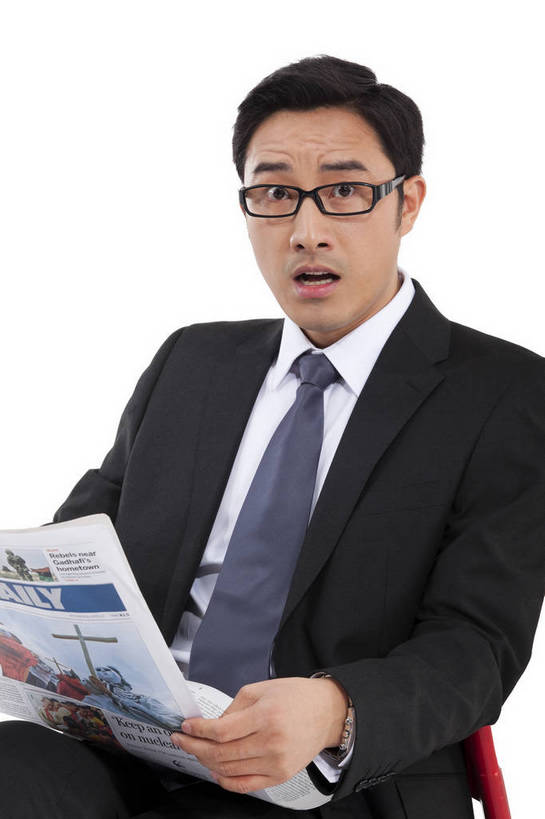 东方人,一个人,商务人士,商务男性,坐,竖图,彩色,室内,白天,白色背景,侧面,衬衫,西装,商务,时尚,阅读,成功,报纸,北京,中国,套装,正装,图片,眼镜,年轻,现代,职业,享受,成熟,活力,可爱,自信,摄影,读报,青春,吃惊,惊奇,戴眼镜,商务装,工薪阶层,男人,男性,年轻男性,亚洲人,中国人,年轻人,白领,上班族,半身,影棚拍摄,衬衣,愉快,bj174
