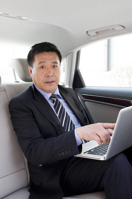 东方人,中年人,一个人,商务人士,商务男性,坐,微笑,竖图,彩色,室内,白天,白色背景,侧面,衬衫,西装,商务,时尚,成功,笔记本电脑,汽车,北京,中国,套装,正装,工作,图片,现代,职业,享受,成熟,活力,可爱,自信,摄影,小汽车,商务装,工薪阶层,上网,男人,男性,中年男性,亚洲人,中国人,白领,上班族,半身,影棚拍摄,衬衣,愉快,bj174
