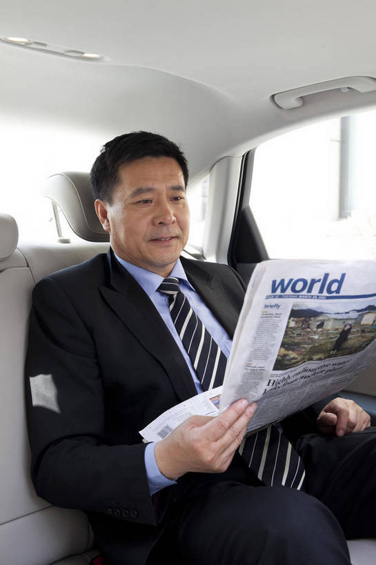 东方人,中年人,一个人,商务人士,商务男性,坐,微笑,竖图,彩色,室内,白天,白色背景,侧面,衬衫,西装,商务,时尚,阅读,成功,汽车,报纸,北京,中国,学习,套装,正装,信息,图片,现代,职业,享受,成熟,活力,可爱,自信,浏览,摄影,新闻,小汽车,商务装,工薪阶层,男人,男性,中年男性,亚洲人,中国人,白领,上班族,半身,影棚拍摄,衬衣,愉快,报刊,bj174