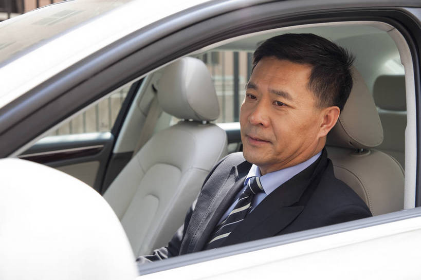 东方人,中年人,一个人,商务人士,商务男性,坐,横图,彩色,室外,白天,白色背景,侧面,衬衫,西装,商务,时尚,成功,汽车,北京,中国,套装,正装,图片,现代,驾驶,开车,职业,享受,成熟,活力,可爱,专注,自信,摄影,小汽车,商务装,工薪阶层,男人,男性,中年男性,亚洲人,中国人,白领,上班族,半身,影棚拍摄,衬衣,愉快,bj174