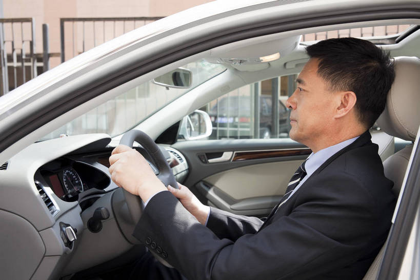 东方人,中年人,一个人,商务人士,商务男性,坐,横图,彩色,室外,白天,白色背景,侧面,衬衫,西装,商务,时尚,成功,汽车,北京,中国,套装,正装,图片,现代,驾驶,开车,职业,享受,成熟,活力,可爱,专注,自信,摄影,小汽车,商务装,工薪阶层,男人,男性,中年男性,亚洲人,中国人,白领,上班族,半身,影棚拍摄,衬衣,愉快,bj174