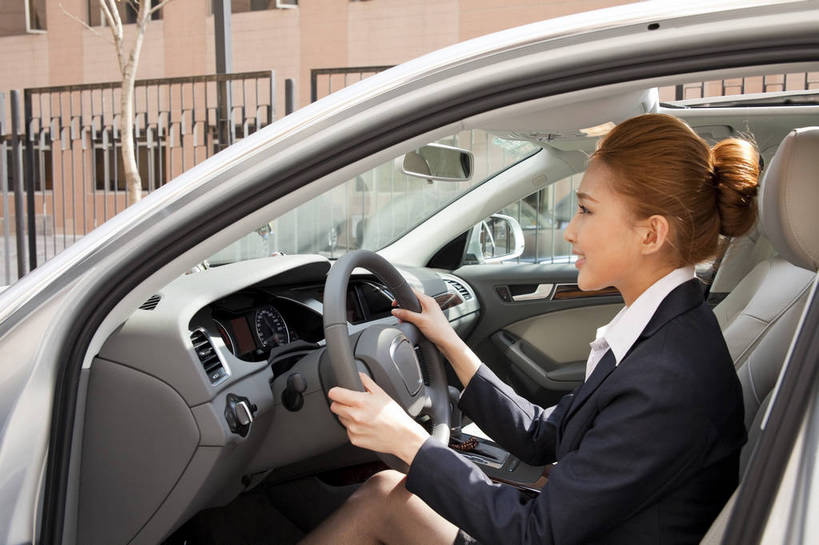 东方人,一个人,商务人士,商务女性,坐,横图,彩色,室外,白天,白色背景,侧面,西装,商务,时尚,性感,成功,汽车,北京,中国,套装,正装,图片,美丽,年轻,漂亮,现代,驾驶,开车,职业,享受,成熟,活力,可爱,美女,专注,自信,摄影,青春,优雅,小汽车,商务装,工薪阶层,年轻女性,女人,女性,亚洲人,中国人,年轻人,白领,上班族,半身,影棚拍摄,愉快,bj174