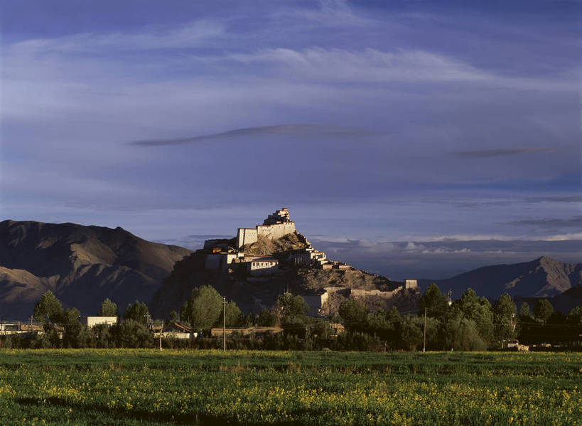 无人,横图,彩色,室外,白天,旅游,度假,草原,美景,名胜古迹,山,山脉,标志建筑,地标,建筑,中国,亚洲,遗迹,图片,云,古迹,文物,娱乐,建设,古建筑,西藏,风景,天空,自然,平原,群山,享受,休闲,远景,旅游胜地,放松,摄影,地理,古代建筑,风光,宁静,空旷,古堡,自然风光,藏,古文明,东亚,西藏自治区,日喀则,日喀则市,中华人民共和国,西南地区,苍凉,江孜,江孜县,江孜镇,宗山,江孜宗山抗英遗址,抗英遗址,宗山遗址,bj174
