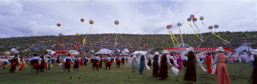 人群,横图,彩色,室外,白天,草原,中国,亚洲,节日,庆祝,图片,景观,文化,天空,气球,平原,庆典,假日,喜庆,狂欢,人文,摄影,纪念,近景,中国文化,东亚,甘肃,人山人海,甘南,传统文化,艺术节,香巴拉旅游艺术节,bj174