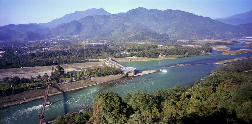 无人,横图,彩色,室外,白天,旅游,度假,名胜古迹,森林,山,山脉,标志建筑,城市,地标,建筑,都江堰,中国,亚洲,遗迹,图片,古迹,历史,文物,娱乐,建设,古建筑,历史建筑,古代,风景,自然,平原,享受,休闲,远景,旅游胜地,放松,摄影,地理,四川省,风光,宁静,中国文化,自然风光,古文明,东亚,水利,四川,中华人民共和国,省会,西南地区,川,都江堰市,岷江,古远,江,传统文化,bj174