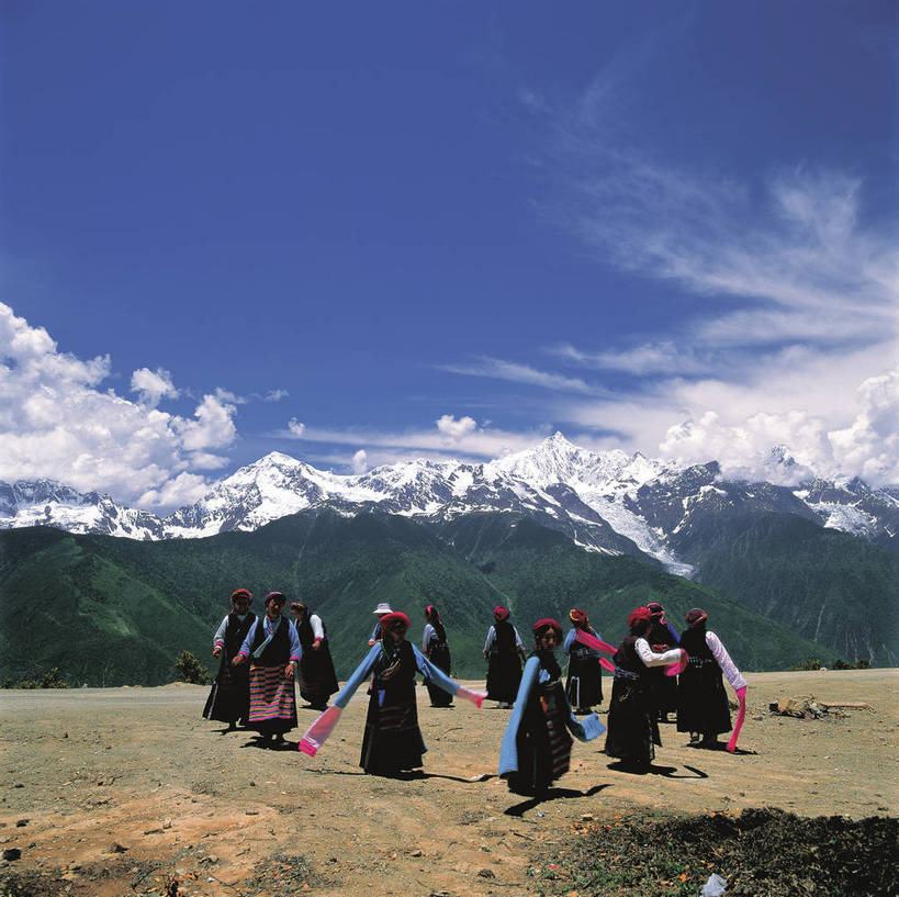 无人,横图,彩色,室外,白天,旅游,度假,跳舞,美景,名胜古迹,山,雪山,标志建筑,地标,建筑,香格里拉,中国,亚洲,遗迹,图片,高山,山峰,云,山峦,古迹,文物,娱乐,建设,古建筑,迪庆,梅里雪山,云南,少数民族,风景,蓝天,天空,自然,享受,休闲,旅游胜地,放松,摄影,地理,风光,宁静,自然风光,古文明,东亚,彝族,青海,青海省,迪庆藏族自治州,云南省,德钦县,神山天葬台,中华人民共和国,西南地区,西北地区,滇,迪庆州,青,玉树州,玉树藏族自治州,险峻,玉树,雪山太子,bj174