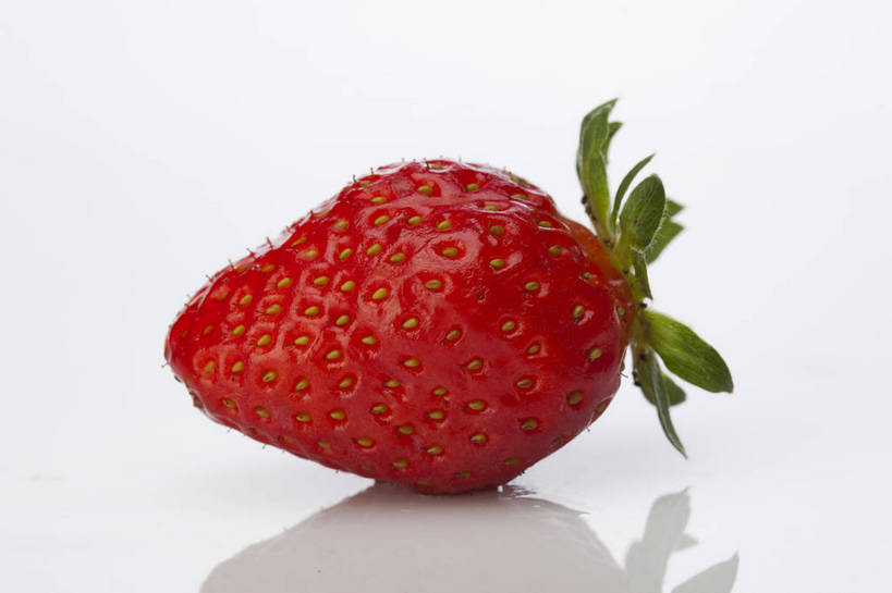 横图,彩色,室内,特写,抠图,白色背景,草莓,浆果,水果,中国,亚洲,完整,新鲜,光泽,图片,美味,食品,营养,食物,一个,红色,摄影,无公害,东亚,健康食品,洋莓,水果皇后,红莓,地莓,影棚拍摄,bj174