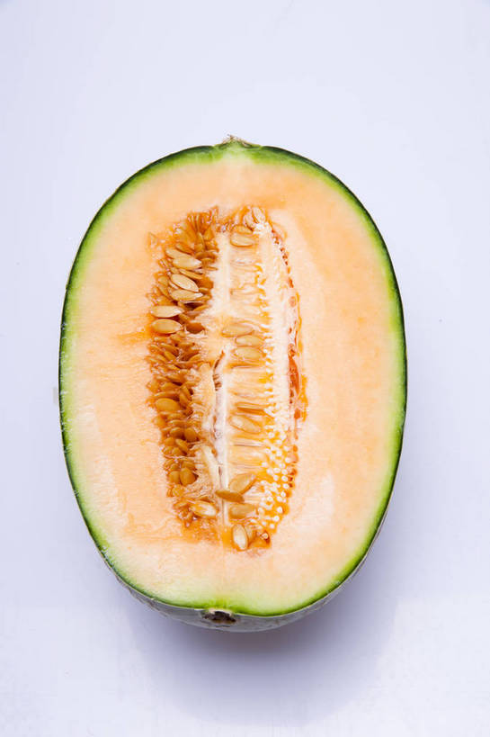 竖图,彩色,室内,特写,抠图,白色背景,水果,中国,亚洲,切开,新鲜,图片,哈密瓜,美味,食品,甜瓜,内部,营养,食物,黄色,绿色,果肉,一半,摄影,表皮,网纹瓜,甘瓜,无公害,东亚,健康食品,影棚拍摄,长香玉甜瓜,bj174