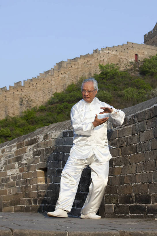 东方人,老年人,站,微笑,竖图,彩色,室外,白天,正面,锻炼,旅游,度假,时尚,运动,武术,名胜古迹,山,山脉,标志建筑,地标,建筑,长城,中国,仅一个人,遗迹,图片,山峰,文化遗产,山峦,古迹,文物,娱乐,建设,城墙,古建筑,自然,群山,仅一个老年男性,太极拳,享受,休闲,健康,旅游胜地,放松,活力,可爱,竖,摄影,古代建筑,生活方式,太极,山脊,古文明,河北,乐观,伟大,金山岭长城,金山岭,体育,老年男性,男人,男性,亚洲人,中国人,全身,健身,高兴,愉快,练功服,bj174