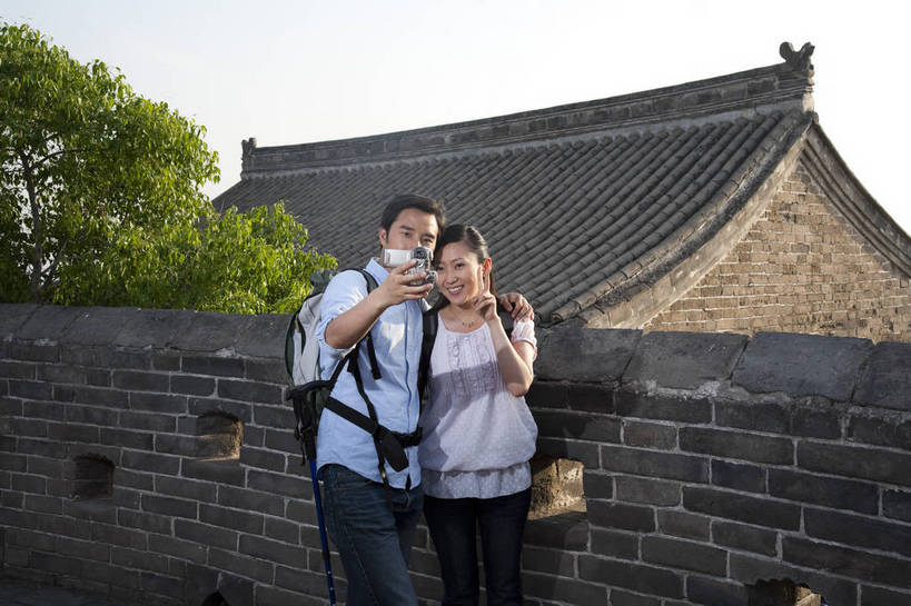 东方人,成年人,中年人,两个人,夫妻,站,微笑,横图,彩色,室外,白天,正面,旅游,度假,时尚,名胜古迹,树林,标志建筑,地标,建筑,长城,中国,遗迹,图片,文化遗产,美丽,相拥,休闲装,古迹,文物,娱乐,建设,城墙,古建筑,自然,享受,休闲,健康,温馨,旅游胜地,恩爱,放松,活力,可爱,美女,亲密,摄像,自拍,摄影,古代建筑,生活方式,青春,和睦,亲近,亲情,古文明,河北,乐观,伟大,金山岭长城,金山岭,男人,年轻男性,年轻女性,女人,亚洲人,中国人,年轻人,情侣,半身,观光,旅行,游览,高兴,愉快,bj174