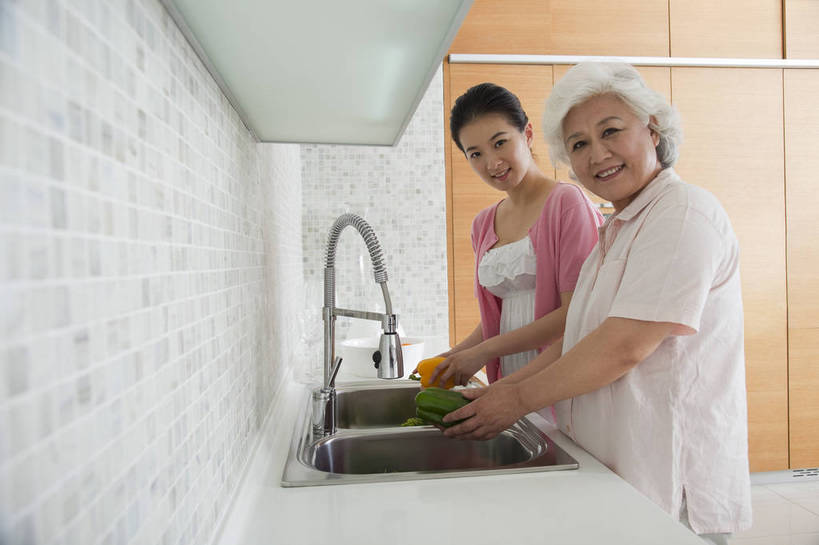 东方人,中年人,老年人,两个人,家庭,站,微笑,横图,彩色,室内,白天,侧面,家务,时尚,幸福,厨房,房间,蔬菜,厨具,北京,中国,洗,劳动,新鲜,水龙头,图片,食品,豪华,美丽,洗菜,食物,老人,橱柜,休闲,健康,温馨,母女,家居,活力,可爱,美女,摄影,生活方式,优雅,和睦,亲近,亲情,家居服,居室,合家欢,工作台,团圆,乐观,老年女性,年轻女性,女人,女性,亚洲人,中国人,年轻人,全家福,半身,高兴,愉快,奢华,bj174