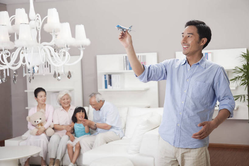 东方人,中年人,一个人,家庭,客厅,站,坐,微笑,横图,彩色,室内,白天,侧面,时尚,幸福,房间,家具,沙发,书架,飞机,花瓶,玩具,北京,中国,图片,豪华,情趣,吊灯,模型,休息,休闲,健康,休闲服,家居,安静,活力,可爱,摄影,生活方式,高雅,亲近,家居服,居室,乐观,男人,男性,年轻男性,亚洲人,中国人,年轻人,书,半身,高兴,愉快,奢华,bj174