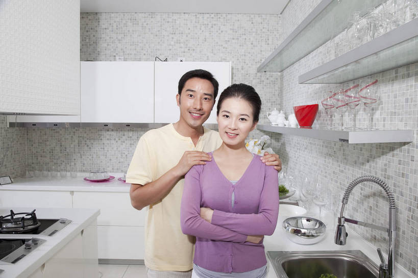 东方人,中年人,两个人,家庭,夫妻,站,微笑,横图,彩色,室内,白天,正面,家务,时尚,幸福,厨房,房间,蔬菜,厨具,北京,中国,劳动,新鲜,水龙头,图片,食品,豪华,美丽,洗菜,食物,橱柜,休闲,健康,温馨,家居,恩爱,活力,可爱,美女,摄影,生活方式,优雅,和睦,亲近,亲情,家居服,居室,合家欢,工作台,团圆,乐观,男人,男性,年轻男性,年轻女性,女人,女性,亚洲人,中国人,年轻人,全家福,半身,高兴,愉快,奢华,bj174