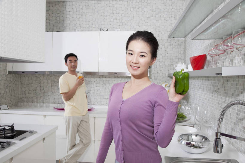 东方人,中年人,两个人,家庭,夫妻,站,微笑,横图,彩色,室内,白天,侧面,家务,时尚,幸福,厨房,房间,蔬菜,厨具,北京,中国,劳动,新鲜,水龙头,图片,食品,豪华,美丽,洗菜,食物,橱柜,休闲,健康,温馨,家居,恩爱,活力,可爱,美女,摄影,生活方式,优雅,和睦,亲近,亲情,家居服,居室,合家欢,工作台,团圆,乐观,男人,男性,年轻男性,年轻女性,女人,女性,亚洲人,中国人,年轻人,全家福,半身,高兴,愉快,奢华,bj174