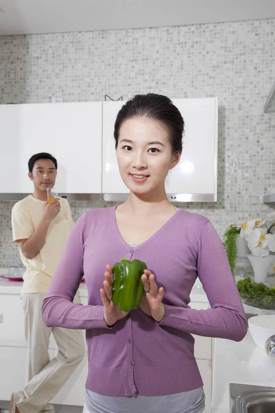 东方人,中年人,两个人,家庭,夫妻,站,微笑,竖图,彩色,室内,白天,正面,家务,时尚,幸福,厨房,房间,蔬菜,厨具,北京,中国,劳动,新鲜,图片,食品,豪华,美丽,洗菜,食物,橱柜,休闲,健康,温馨,家居,恩爱,活力,可爱,美女,竖,摄影,生活方式,优雅,和睦,亲近,亲情,家居服,居室,合家欢,工作台,团圆,乐观,男人,男性,年轻男性,年轻女性,女人,女性,亚洲人,中国人,年轻人,全家福,半身,高兴,愉快,奢华,bj174