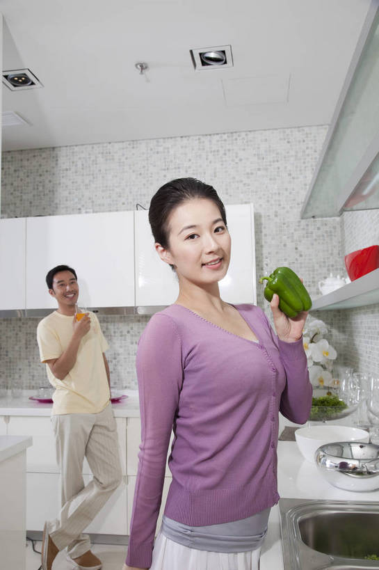 东方人,中年人,两个人,家庭,夫妻,站,微笑,竖图,彩色,室内,白天,侧面,家务,时尚,幸福,厨房,房间,蔬菜,厨具,北京,中国,劳动,新鲜,水龙头,图片,食品,豪华,美丽,洗菜,食物,橱柜,休闲,健康,温馨,家居,恩爱,活力,可爱,美女,竖,摄影,生活方式,优雅,和睦,亲近,亲情,家居服,居室,合家欢,工作台,团圆,乐观,男人,男性,年轻男性,年轻女性,女人,女性,亚洲人,中国人,年轻人,全家福,半身,高兴,愉快,奢华,bj174