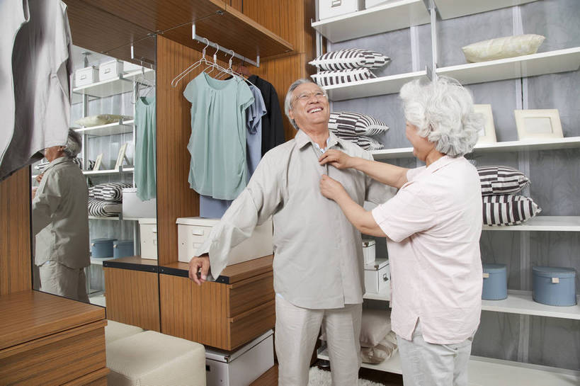 东方人,老年人,两个人,家庭,夫妻,站,微笑,横图,彩色,室内,白天,侧面,爱情,时尚,幸福,房间,家具,卧室,衣帽间,北京,中国,图片,储物柜,豪华,浪漫,情趣,穿,物品,老人,衣柜,休闲,健康,温馨,休闲服,家居,安静,恩爱,活力,可爱,亲密,恋人,摄影,生活方式,奶奶,爷爷,储物架,衣物,和睦,高雅,亲近,亲情,家居服,居室,合家欢,外婆,外公,团圆,乐观,老年男性,老年女性,男人,男性,女人,女性,亚洲人,中国人,夫妇,情侣,全家福,半身,高兴,愉快,伴侣,奢华,bj174