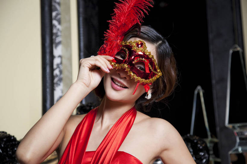 东方人,中年人,一个人,家庭,客厅,坐,微笑,横图,彩色,室内,白天,正面,时尚,性感,幸福,成功,房间,家具,北京,中国,面具,图片,豪华,美丽,情趣,享受,健康,家居,成熟,活力,可爱,美女,稳重,妩媚,摄影,生活方式,优雅,华丽,高雅,庄重,高贵,居室,金碧辉煌,尊贵,亲切,乐观,年轻女性,女人,女性,亚洲人,中国人,年轻人,半身,礼服,派对,高兴,愉快,魅力,奢华,翎毛,bj174