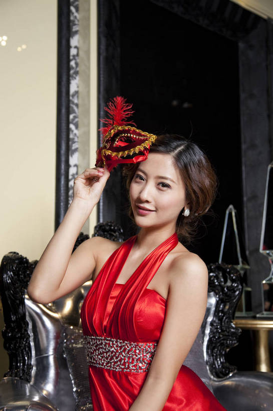 东方人,中年人,一个人,家庭,客厅,坐,微笑,竖图,彩色,室内,白天,侧面,时尚,性感,幸福,成功,房间,家具,北京,中国,面具,图片,豪华,美丽,情趣,享受,健康,家居,成熟,活力,可爱,美女,竖,稳重,妩媚,摄影,生活方式,优雅,华丽,高雅,庄重,高贵,居室,金碧辉煌,尊贵,亲切,乐观,年轻女性,女人,女性,亚洲人,中国人,年轻人,半身,礼服,派对,高兴,愉快,魅力,奢华,翎毛,bj174