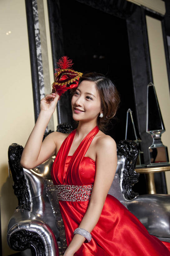 东方人,中年人,一个人,家庭,客厅,坐,微笑,竖图,彩色,室内,白天,侧面,时尚,性感,幸福,成功,房间,家具,北京,中国,面具,图片,豪华,美丽,情趣,享受,健康,家居,成熟,活力,可爱,美女,竖,稳重,妩媚,摄影,生活方式,优雅,华丽,高雅,庄重,高贵,居室,金碧辉煌,尊贵,亲切,乐观,年轻女性,女人,女性,亚洲人,中国人,年轻人,半身,礼服,派对,高兴,愉快,魅力,奢华,翎毛,bj174