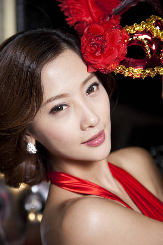 东方人,中年人,一个人,家庭,客厅,坐,微笑,竖图,彩色,室内,白天,侧面,时尚,性感,幸福,成功,房间,家具,北京,中国,面具,图片,豪华,美丽,情趣,享受,健康,家居,成熟,活力,可爱,美女,竖,稳重,妩媚,摄影,生活方式,优雅,华丽,高雅,庄重,高贵,居室,金碧辉煌,尊贵,亲切,乐观,年轻女性,女人,女性,亚洲人,中国人,年轻人,半身,礼服,派对,高兴,愉快,魅力,奢华,翎毛,bj174