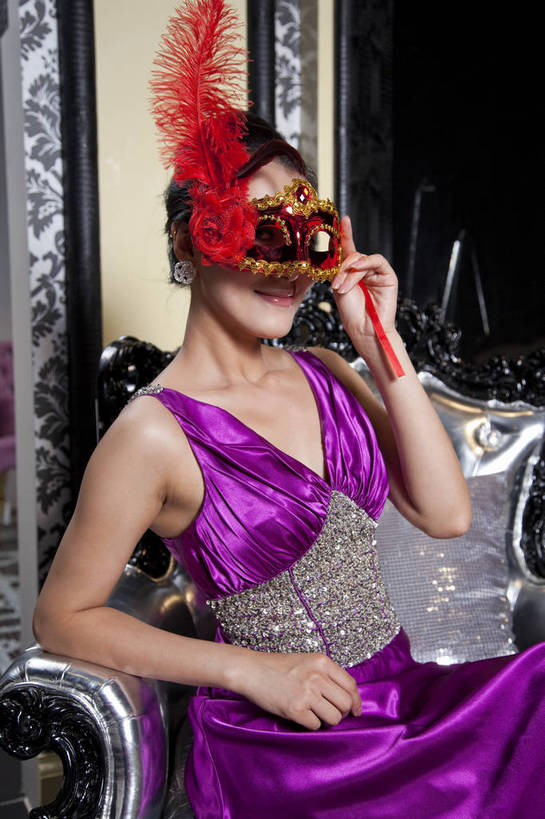 东方人,中年人,一个人,家庭,客厅,坐,微笑,竖图,彩色,室内,白天,侧面,时尚,性感,幸福,成功,房间,家具,北京,中国,面具,图片,豪华,美丽,情趣,享受,健康,家居,成熟,活力,可爱,美女,竖,稳重,妩媚,摄影,生活方式,优雅,华丽,高雅,庄重,高贵,居室,金碧辉煌,尊贵,亲切,乐观,年轻女性,女人,女性,亚洲人,中国人,年轻人,半身,礼服,派对,高兴,愉快,魅力,奢华,翎毛,bj174