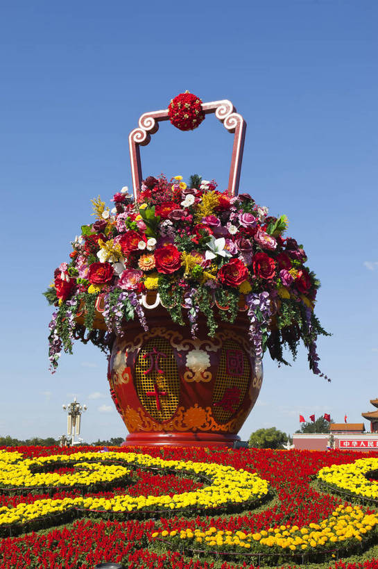 天安门,广场,竖图,彩色,室外,白天,旅游,度假,名胜古迹,城市风光,标志建筑,城市,地标,建筑,国旗,北京,天安门广场,中国,游客,节日,遗迹,花篮,花坛,图片,辉煌,古迹,文物,娱乐,红旗,建设,古建筑,现代建筑,天空,享受,休闲,喜庆,旅游胜地,安静,放松,摄影,城楼,文明,中国文化,气氛,古文明,发展,国庆节,繁荣,旅行,传统文化,bj174