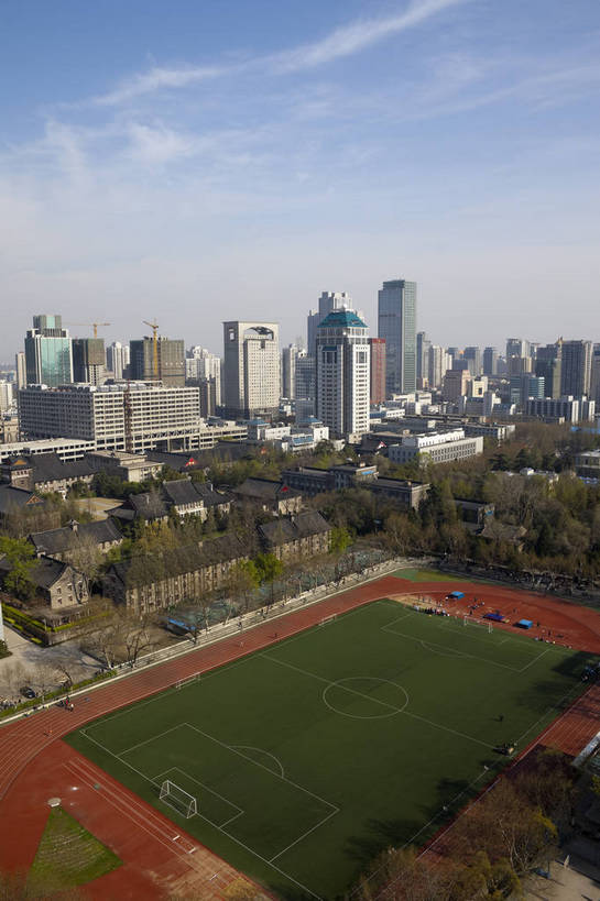 操场,足球场,竖图,俯视,彩色,室外,白天,旅游,城市风光,城市,建筑,南京,中国,游人,图片,景观,辉煌,江苏,现代建筑,天空,地标建筑,远景,旅游胜地,摄影,经济,文明,中国文化,发展,繁荣,旅行,bj174