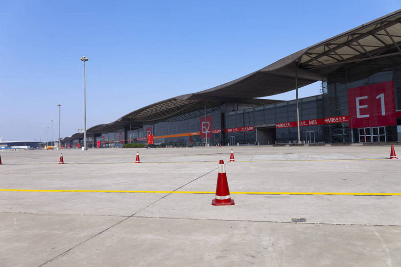 广场,横图,彩色,室外,白天,旅游,城市风光,城市,建筑,上海,中国,游人,图片,辉煌,现代建筑,天空,地标建筑,旅游胜地,摄影,经济,公共设施,文明,中国文化,上海展览中心,公共场所,发展,繁荣,旅行,bj174