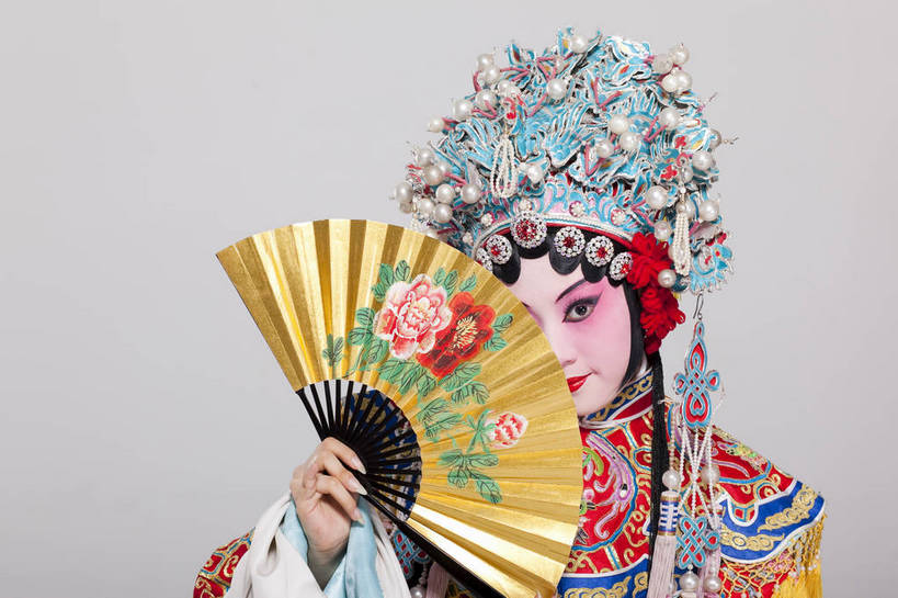 一个人,演员,横图,彩色,白色背景,正面,化妆,帽子,北京,中国,亚洲,仅一个人,表演,艺术,造型,鲜艳,扇子,头饰,图片,注视,文化,脸谱,观察,看,站着,表情,美女,姿势,摄影,服饰,观看,动作,察看,关注,中国文化,戏剧,民族服饰,演出服,京剧,东亚,国粹,青衣,年轻女性,女人,中国人,年轻人,半身,影棚拍摄,化装,中国戏曲,贵妃,传统文化,舞台妆,bj174