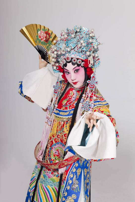 一个人,演员,竖图,彩色,白色背景,侧面,化妆,帽子,北京,中国,亚洲,仅一个人,表演,艺术,造型,鲜艳,扇子,头饰,图片,注视,文化,脸谱,观察,看,站着,表情,美女,姿势,摄影,服饰,观看,动作,察看,关注,中国文化,戏剧,民族服饰,演出服,京剧,东亚,国粹,青衣,年轻女性,女人,中国人,年轻人,半身,影棚拍摄,化装,中国戏曲,贵妃,传统文化,舞台妆,bj174