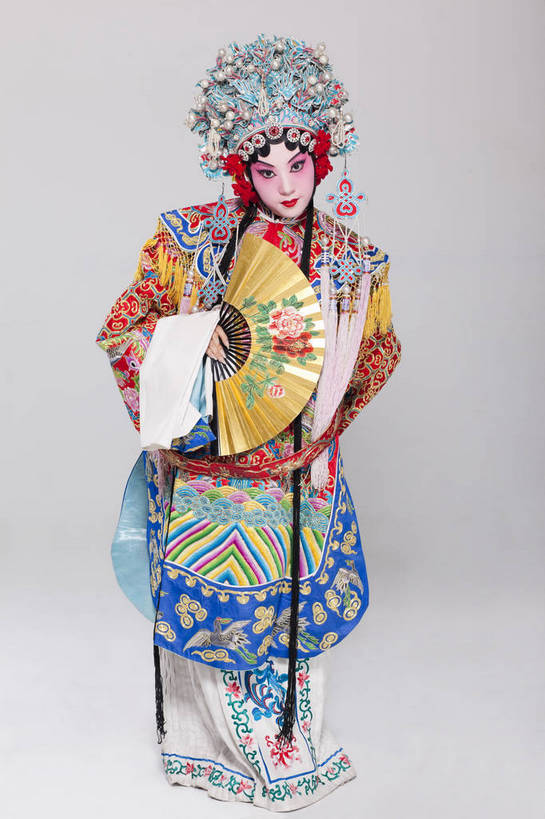 一个人,演员,竖图,彩色,白色背景,正面,化妆,帽子,北京,中国,亚洲,仅一个人,表演,艺术,造型,鲜艳,扇子,头饰,图片,注视,文化,脸谱,观察,看,站着,表情,美女,姿势,摄影,服饰,观看,动作,察看,关注,中国文化,戏剧,民族服饰,演出服,京剧,东亚,国粹,青衣,年轻女性,女人,中国人,年轻人,全身,影棚拍摄,化装,中国戏曲,贵妃,传统文化,舞台妆,bj174