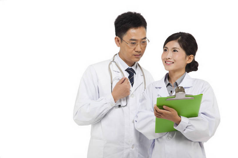 东方人,中年人,两个人,伙伴,医生,站,微笑,横图,彩色,室内,白天,白色背景,正面,时尚,讨论,友谊,智慧,成功,合作,团队,职员,北京,中国,工作,图片,文件,美丽,职业装,现代,听诊器,医护人员,医疗人员,职业,成熟,活力,可爱,美女,稳重,自信,摄影,青春,优雅,医疗,白衣天使,戴眼镜,端庄,精明,聪明,交流,团结,友情,男人,男性,年轻男性,年轻女性,女人,女性,中年男性,亚洲人,中国人,年轻人,白领,大夫,商人,上班族,半身,影棚拍摄,愉快,魅力,病历,白领阶层,办公室职员,bj174