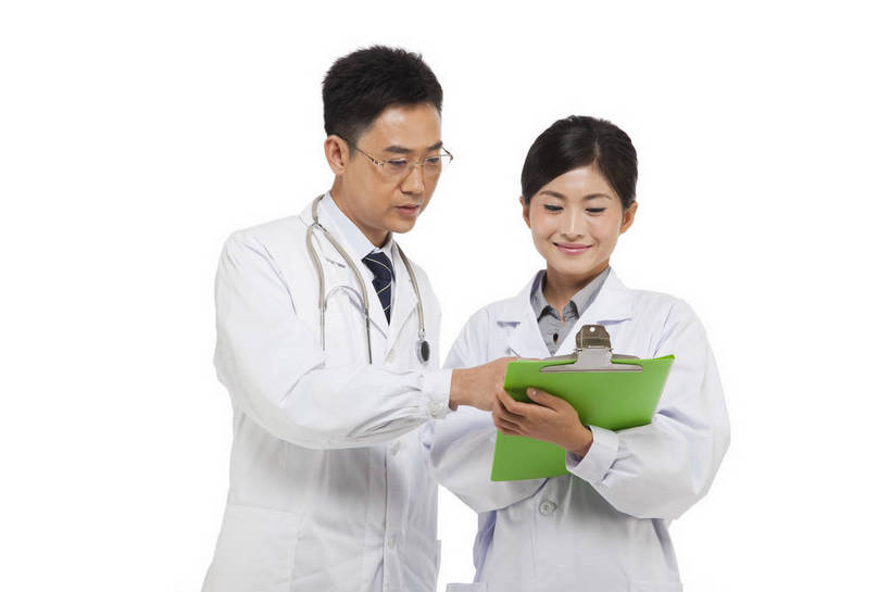 东方人,中年人,两个人,伙伴,医生,站,微笑,横图,彩色,室内,白天,白色背景,正面,时尚,讨论,友谊,智慧,成功,合作,团队,职员,北京,中国,工作,图片,文件,美丽,职业装,现代,听诊器,医护人员,医疗人员,职业,成熟,活力,可爱,美女,稳重,自信,摄影,青春,优雅,医疗,白衣天使,戴眼镜,端庄,精明,聪明,交流,团结,友情,男人,男性,年轻男性,年轻女性,女人,女性,中年男性,亚洲人,中国人,年轻人,白领,大夫,商人,上班族,半身,影棚拍摄,愉快,魅力,病历,白领阶层,办公室职员,bj174