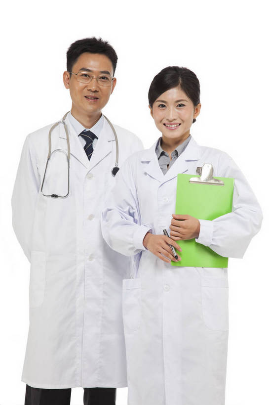 东方人,中年人,两个人,伙伴,医生,站,微笑,竖图,彩色,室内,白天,白色背景,正面,时尚,讨论,友谊,智慧,成功,合作,团队,职员,北京,中国,工作,图片,文件,美丽,职业装,现代,听诊器,医护人员,医疗人员,职业,成熟,活力,可爱,美女,稳重,自信,摄影,青春,优雅,医疗,白衣天使,戴眼镜,端庄,精明,聪明,交流,团结,友情,男人,男性,年轻男性,年轻女性,女人,女性,中年男性,亚洲人,中国人,年轻人,白领,大夫,商人,上班族,半身,影棚拍摄,愉快,魅力,病历,白领阶层,办公室职员,bj174