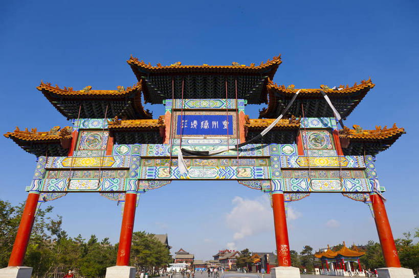 寺庙,横图,室外,白天,旅游,度假,名胜古迹,门,标志建筑,地标,建筑,中国,亚洲,游人,遗迹,牌楼,古迹,文物,娱乐,建设,古建筑,历史建筑,蓝天,享受,休闲,旅游胜地,放松,蒙,宗教,中国文化,古文明,东亚,内蒙古,呼和浩特,首府,中华人民共和国,华北地区,内蒙古自治区,呼和浩特市,玉泉区,旅行,大召寺,传统文化,飞檐,bj174