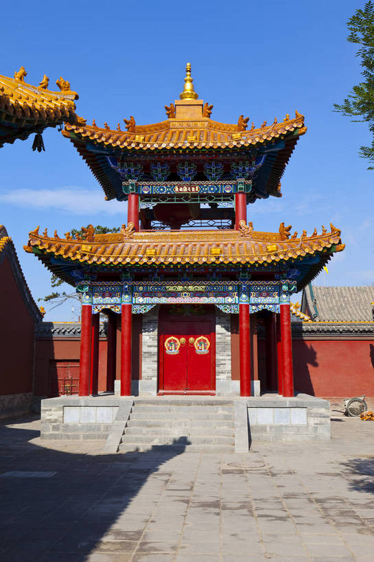 无人,寺庙,竖图,彩色,室外,白天,旅游,度假,名胜古迹,门,标志建筑,地标,建筑,中国,亚洲,遗迹,图片,牌楼,古迹,文物,娱乐,建设,古建筑,历史建筑,蓝色,蓝天,天空,天,享受,休闲,旅游胜地,放松,蒙,摄影,宗教,中国文化,古文明,东亚,内蒙古,呼和浩特,首府,中华人民共和国,华北地区,内蒙古自治区,呼和浩特市,玉泉区,旅行,大召寺,传统文化,飞檐,bj174