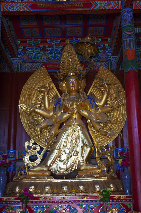 无人,寺庙,竖图,彩色,室内,白天,旅游,度假,名胜古迹,标志建筑,地标,建筑,中国,亚洲,遗迹,图片,屋顶,牌楼,古迹,文物,娱乐,建设,古建筑,历史建筑,享受,休闲,旅游胜地,放松,蒙,摄影,宗教,中国文化,古文明,东亚,内蒙古,呼和浩特,首府,中华人民共和国,华北地区,内蒙古自治区,呼和浩特市,玉泉区,旅行,大召寺,传统文化,飞檐,bj174