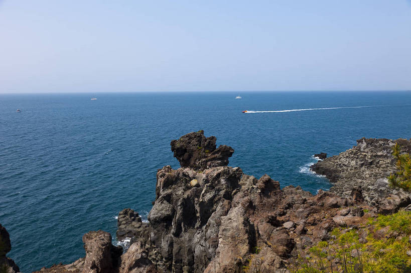 无人,横图,俯视,彩色,室外,白天,旅游,度假,海岛,礁石,名胜古迹,标志建筑,地标,建筑,济州岛,韩国,亚洲,遗迹,图片,海岸,景观,快艇,古迹,文物,娱乐,建设,古建筑,享受,休闲,旅游胜地,放松,摄影,风光,古文明,东亚,大韩民国,济州,济州道,济州特别自治道,特别自治道,西归浦,西归浦市,海,旅行,南朝鲜,南韩,中文大浦海岸柱状节理带,柱状节理带,bj174