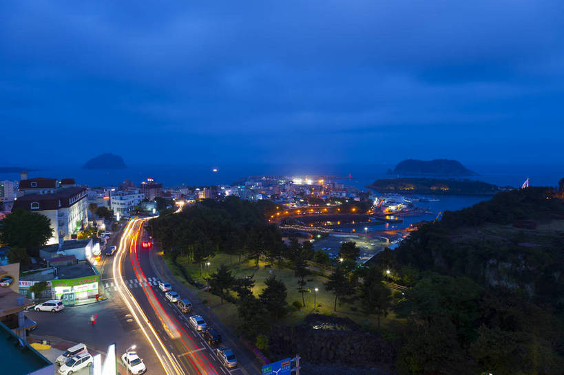 无人,横图,彩色,室外,夜晚,旅游,度假,名胜古迹,标志建筑,城市,地标,建筑,夜景,济州岛,韩国,亚洲,遗迹,图片,建筑群,古迹,文物,娱乐,建设,古建筑,享受,休闲,旅游胜地,放松,摄影,风光,海滨,度假村,古文明,东亚,灯火辉煌,民族建筑,大韩民国,济州,济州道,济州特别自治道,特别自治道,西归浦,西归浦市,旅行,南朝鲜,南韩,bj174