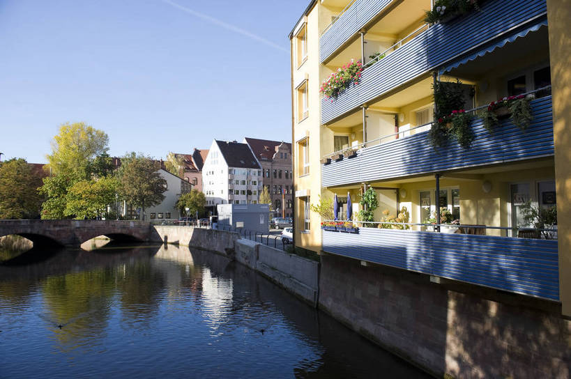 无人,横图,彩色,室外,白天,旅游,度假,美景,名胜古迹,标志建筑,道路,地标,建筑,街道,路,公路,德国,欧洲,遗迹,图片,景观,城镇,建筑群,桥,交通,古迹,文物,娱乐,建设,古建筑,树,享受,休闲,旅游胜地,景色,放松,摄影,风光,西欧,古文明,德意志联邦共和国,中央广场,巴伐利亚,巴伐利亚州,拜恩州,拜恩自由州,民族建筑,纽伦堡,河,马路,旅行,佩格尼茨,居住区,bj174