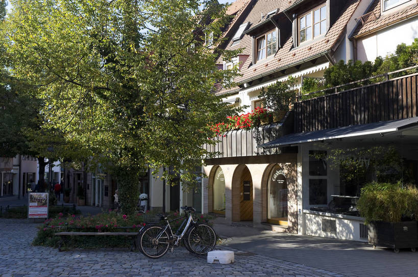 无人,横图,彩色,室外,白天,旅游,度假,美景,名胜古迹,标志建筑,道路,地标,建筑,街道,路,公路,自行车,德国,遗迹,花坛,图片,景观,城镇,建筑群,交通,古迹,文物,娱乐,建设,古建筑,树,享受,休闲,旅游胜地,景色,放松,摄影,风光,古文明,中央广场,民族建筑,纽伦堡,马路,旅行,居住区,bj174