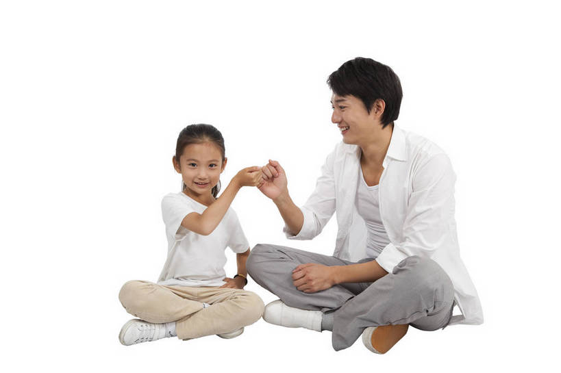 东方人,婴儿,儿童,中年人,两个人,家庭,父亲,女儿,站,坐,盘腿,微笑,横图,彩色,室内,白天,抠图,白色背景,正面,侧面,时尚,幸福,纯洁,广州,中国,拉钩,图片,休闲装,小孩,小女孩,站着,休闲,健康,温馨,父女,活力,可爱,童趣,摄影,活泼,生活方式,亲情,宝宝,纯真,烂漫,无邪,乐观,伶俐,天真,男孩,男人,男性,年轻男性,女孩,亚洲人,中国人,孩子,年轻人,拉手,盘腿而坐,盘膝,盘着腿的,盘着腿坐,双腿交叉,玩耍,站立,坐着,全身,影棚拍摄,爱,高兴,愉快,男生,bj174